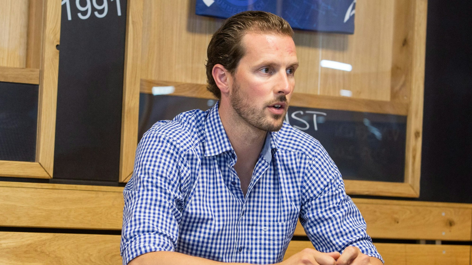 Christoph Schindler im Porträt bei einer Gesprächssituation.