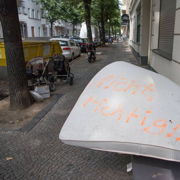 Eine illegal entsorgte Matratze liegt auf einem Gehweg, darauf wurden die Worte „Nicht richtig!!“ gesprüht.