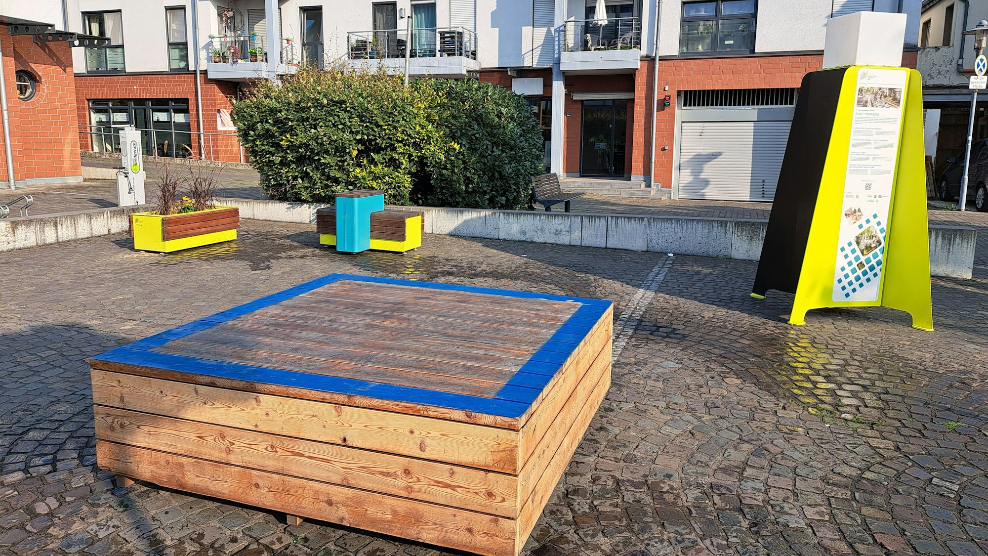 Im Vorfeld einer möglichen Umgestaltung des Marktplatzes in Niederkassel-Rheidt hat die Stadt dort jetzt sogenannte Stadtmöbel aufstellen lassen – eine Leihgabe des Zukunftsnetzes Mobilität NRW.