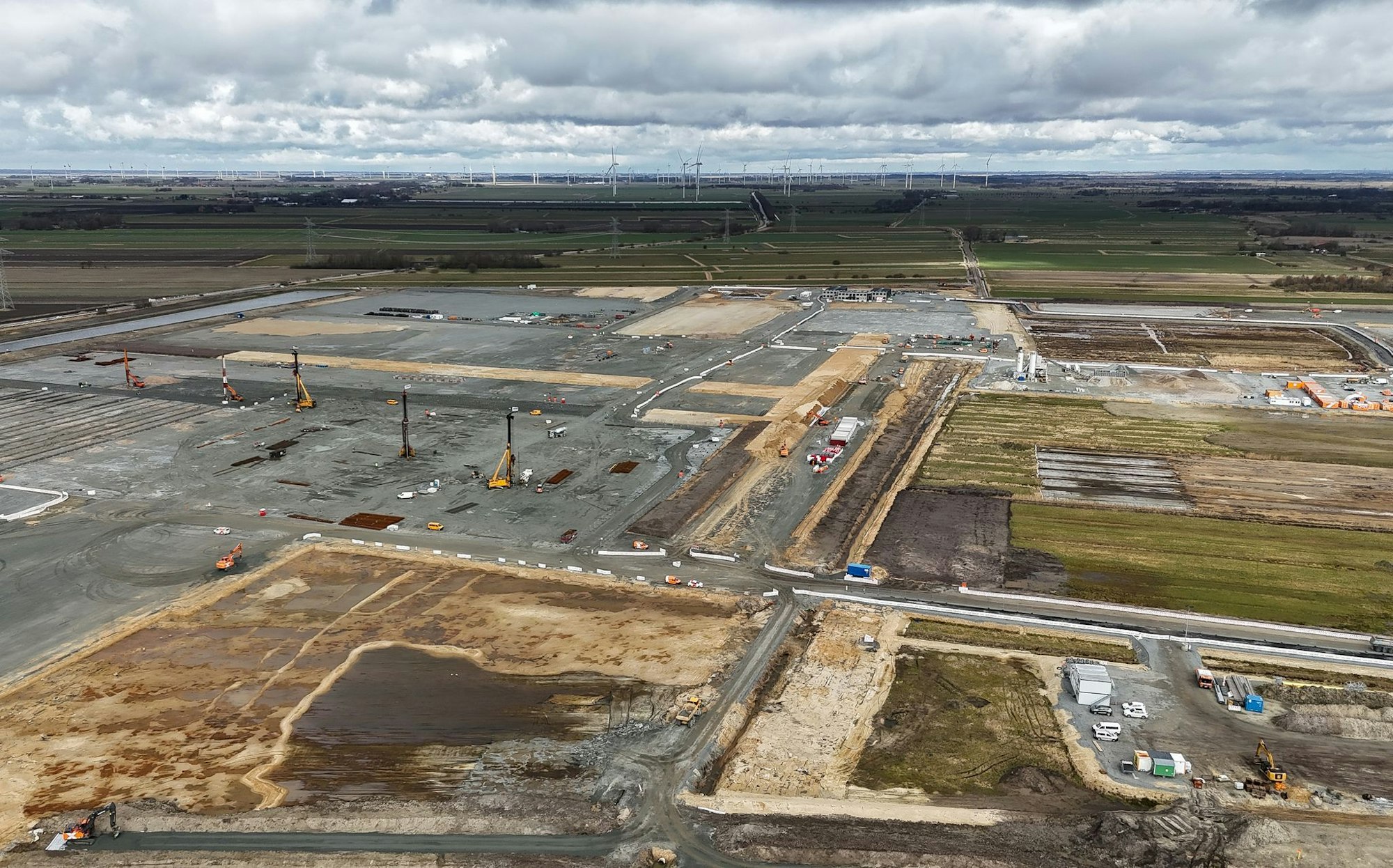 Blick auf die Baustelle bei Heide, wo die hiesige Northvolt-Fabrik entstehen soll. (Archivbild)
