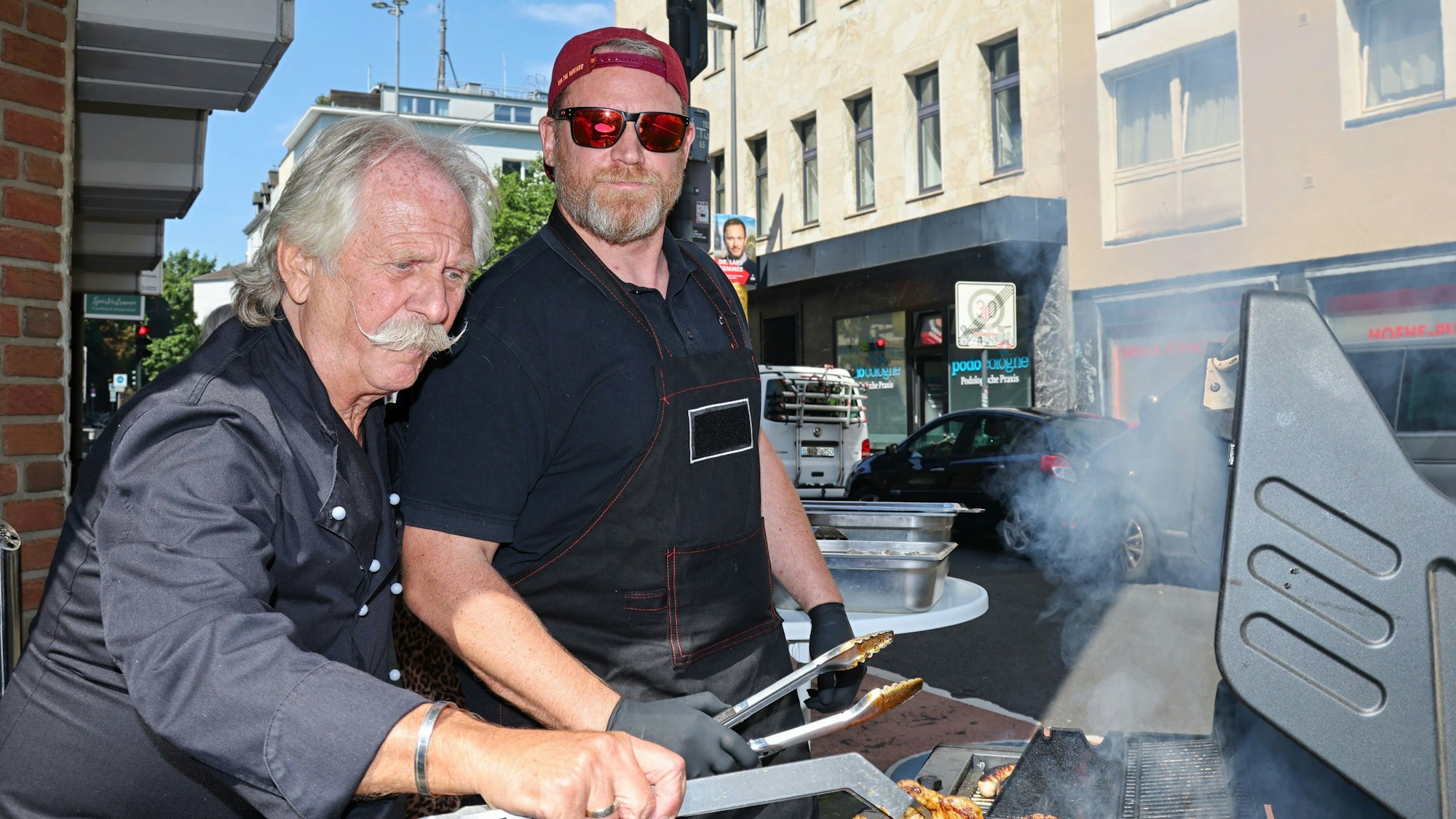 Henning Krautmacher grillt mit seinem Sohn Oliver.
