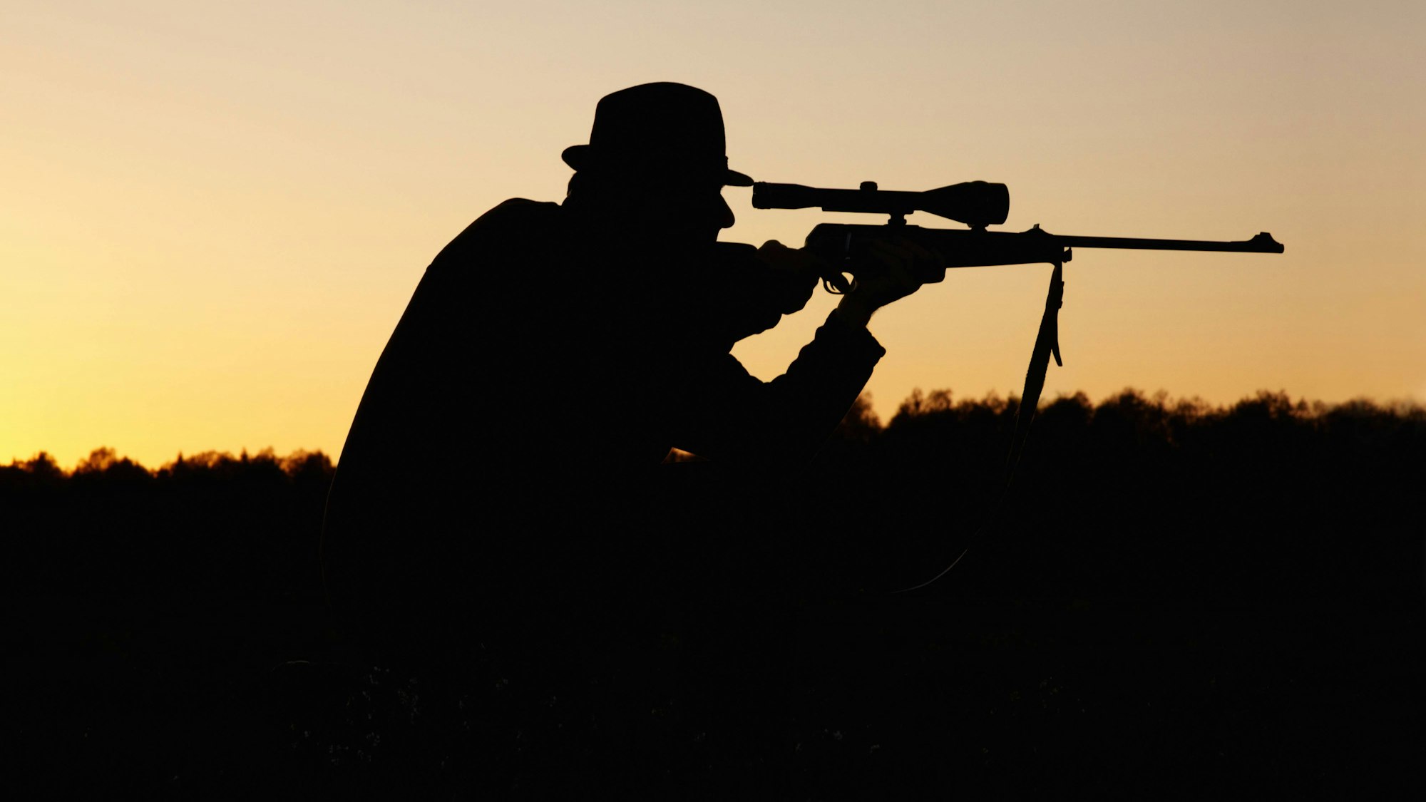 Ein Jäger mit Gewehr auf Safari.
