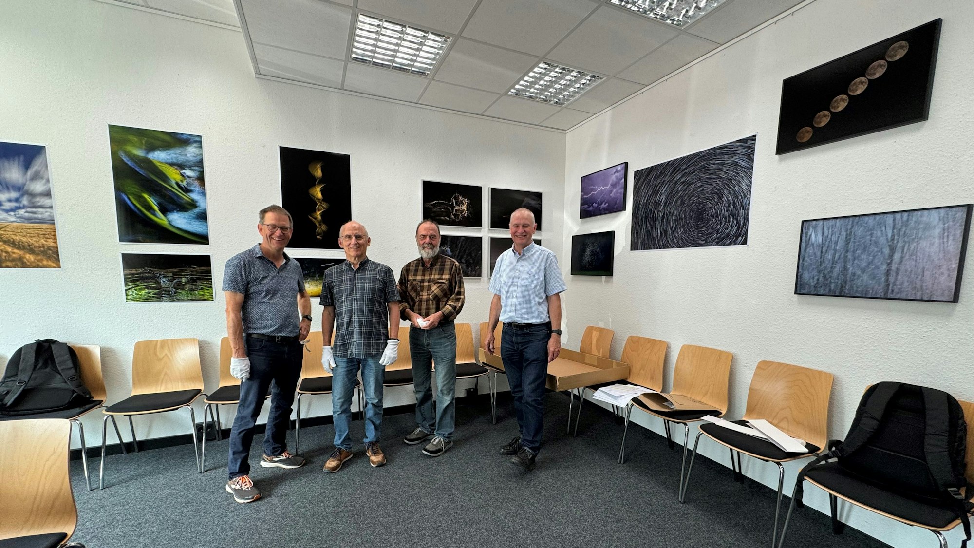 Martin Franke, Reinhold Rieder, Paul, Luntscher und Wilfried Kaschube (v. L. n. R) vor Fotografien aus „Natur in Bewegung“