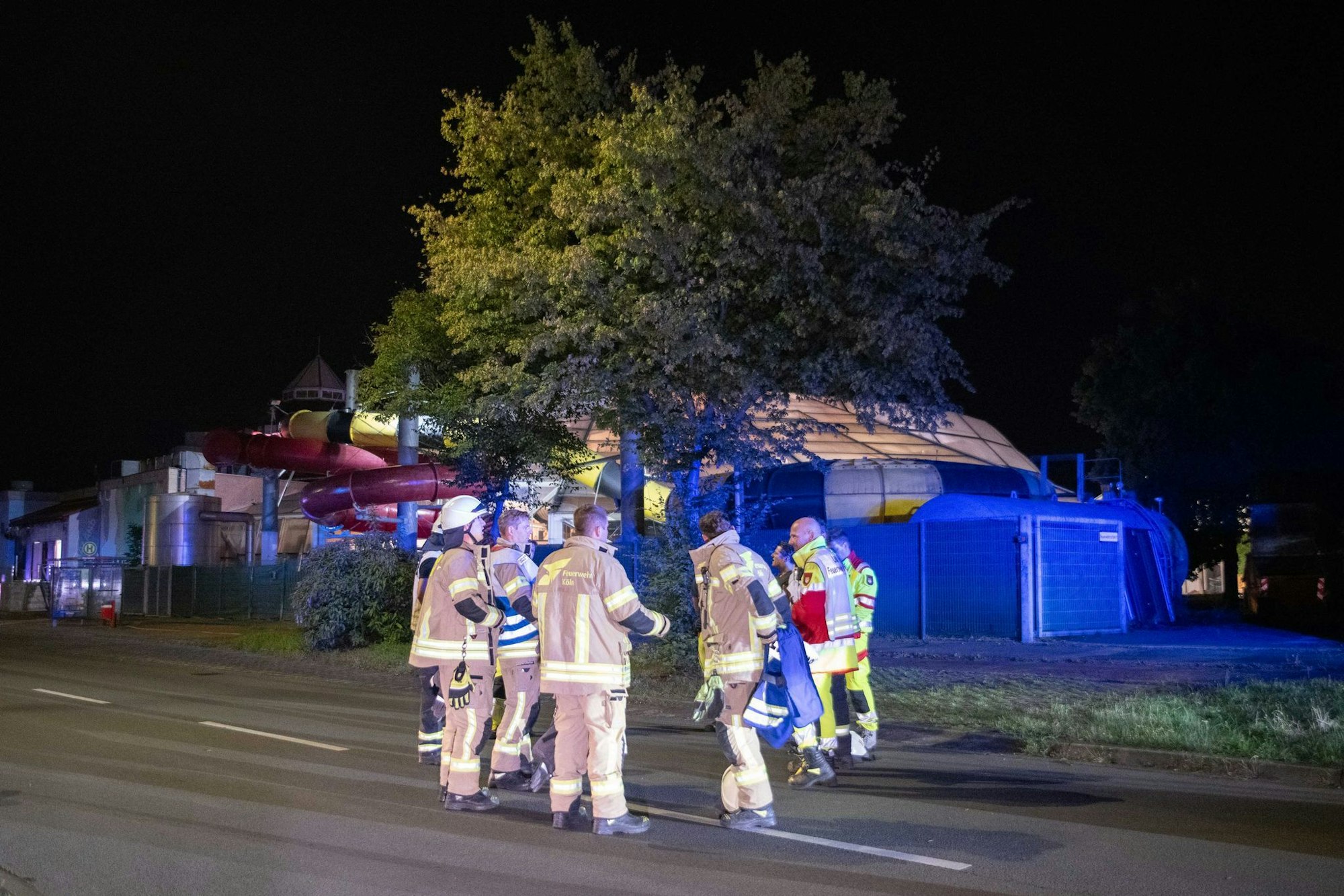 Nach einem Chlorgasaustritt in einem Freizeitbad in Köln werden 14 Schwimmgäste ins Krankenhaus gebracht.