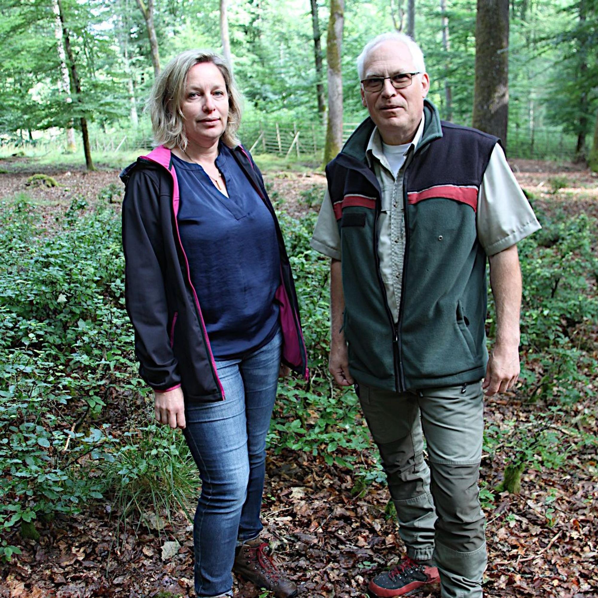 Die Gemeindemitarbeiter Martin Ritterbach und Michaela Bell stehen im Wald.