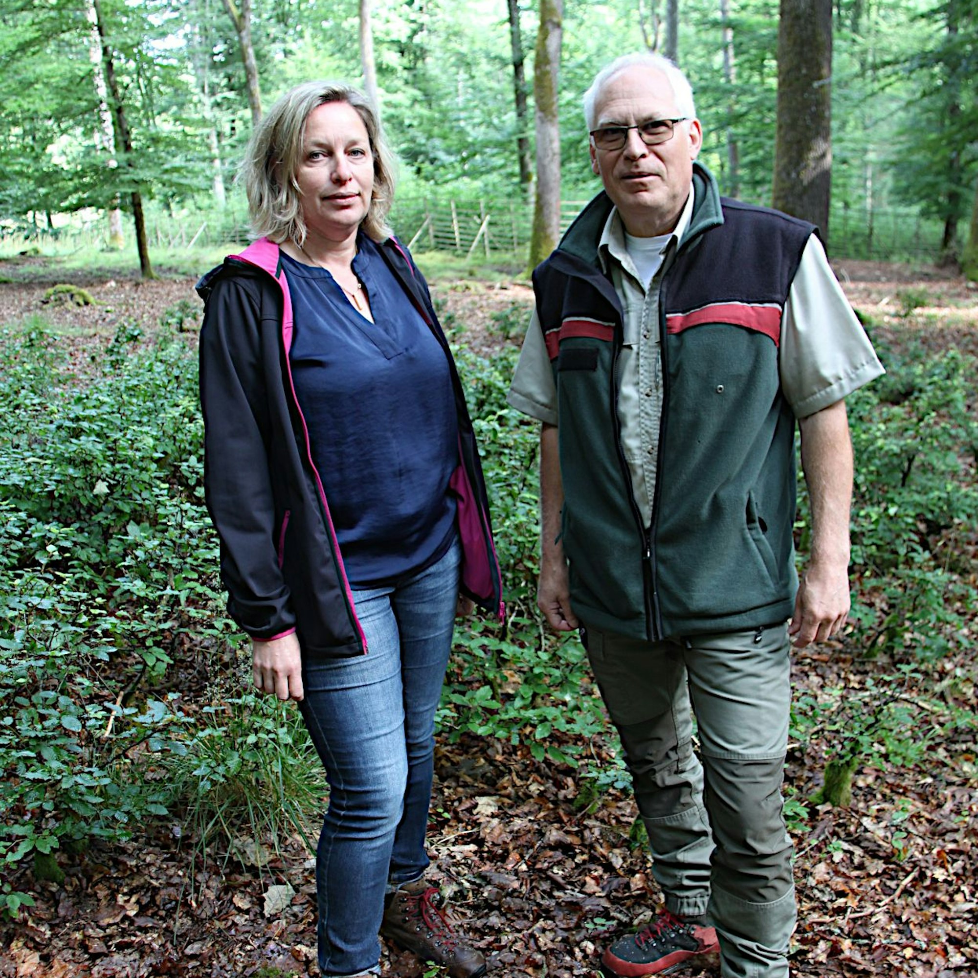 Die Gemeindemitarbeiter Martin Ritterbach und Michaela Bell stehen im Wald.