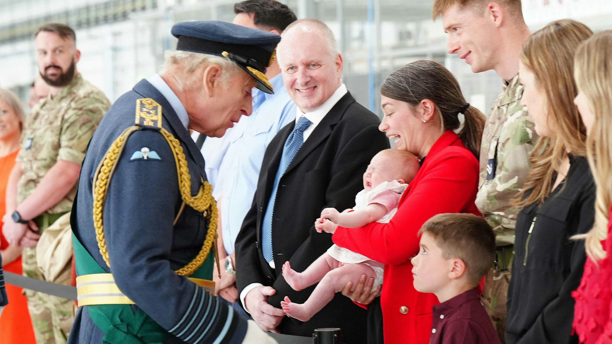 König Charles III. bei der Begegnung mit Soldaten und ihren Familien am Luftwaffenstützpunkt RAF Lossiemouth in Schottland.