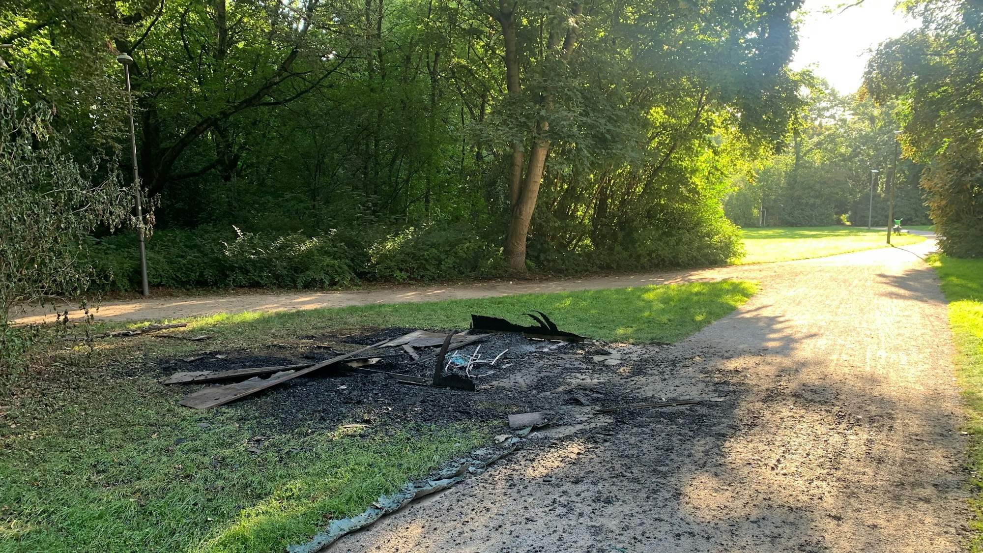 Die Überreste der zwei ausgebrannten mobilen Toiletten im Kölner Nordpark.