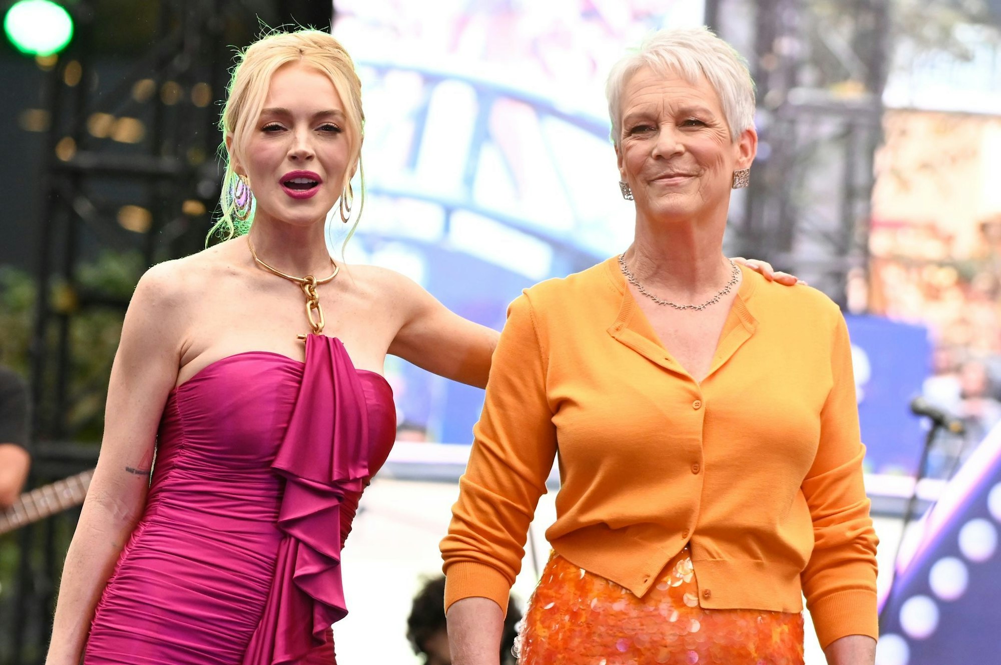 Lindsay Lohan (l.) und Jamie Lee Curtis posieren für Fotos bei der Vorstellung ihres gemeinsamen Films «Freakier Friday», der jetzt in die deutschen Kinos kommt. (Archivfoto)