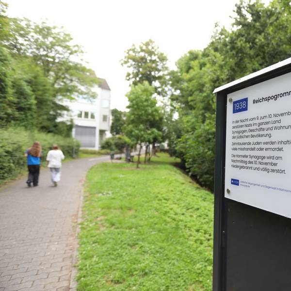 Eine Infotafel an einer Stele informiert über die Reichspogromnacht 1938 in Bad Honnef