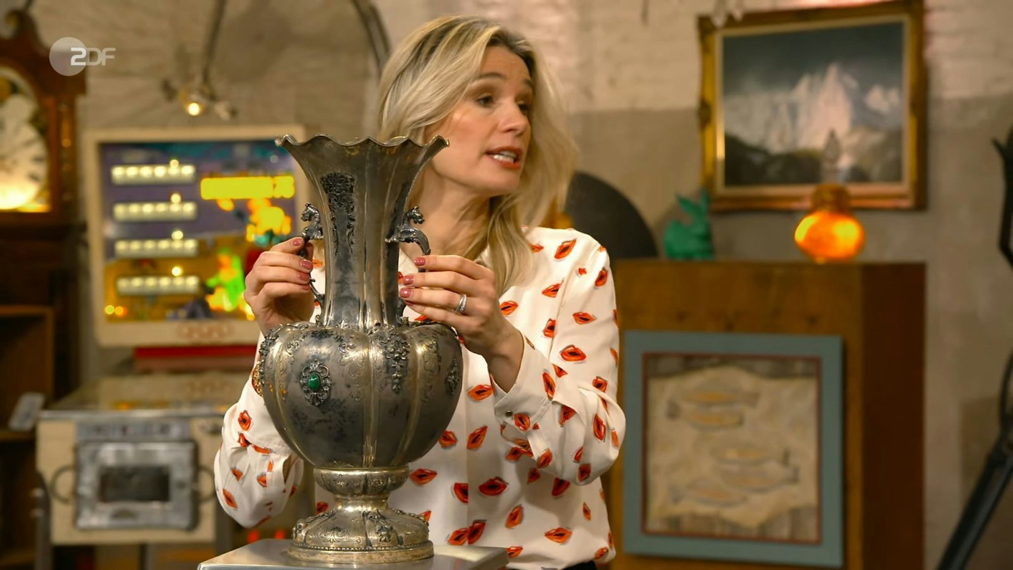 „Es ist schön, mal ein echtes Silberobjekt in den Händen zu halten, das auch was wiegt“, fand Bianca Berding. Die italienische Vase mit Malachitsteinen taxierte sie auf bis zu 1.900 Euro. Fabian Kahl war sie 2.000 Euro wert. (Bild: ZDF)