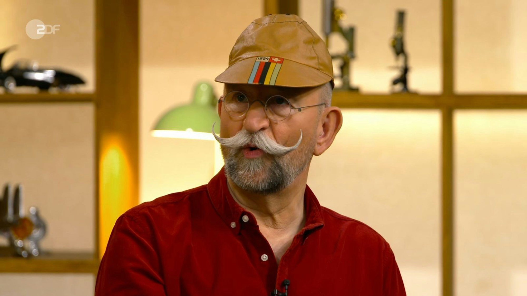 „Und?“, fragte Lichter mit dem Verkaufsobjekt auf dem Kopf. „Sei auf der Hut“, kalauerte Kümmel. Marc und Marco aus der Schweiz hatten das Original-Merchandise von der WM 1954 dabei. Wunsch- und Schätzpreis: 200 Euro. Christian Vechtel bezahlte 220. (Bild: ZDF)