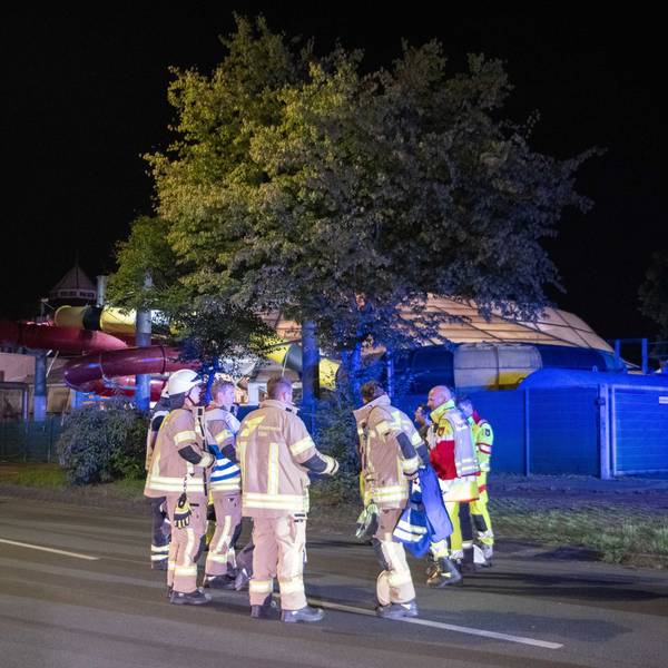Einsatzkräfte der Feuerwehr Köln vor dem Aqualand in Chorweiler, nachdem Chlorgas ausgetreten ist.