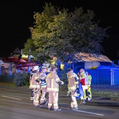 Einsatzkräfte der Feuerwehr Köln vor dem Aqualand in Chorweiler, nachdem Chlorgas ausgetreten ist.