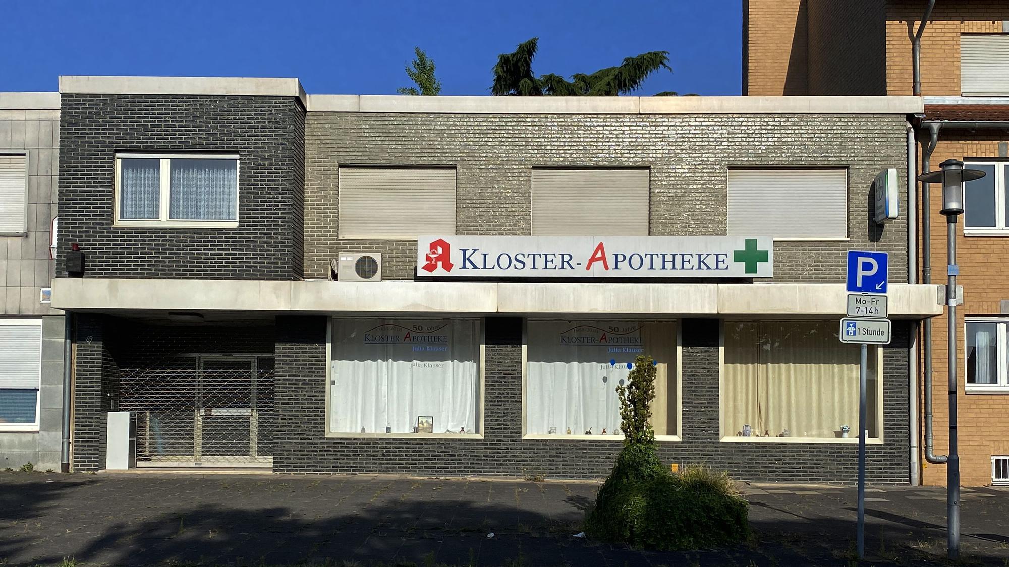 Zu sehen ist die seit eineinhalb Jahren geschlossene Apotheke in Frechen-Habbelrath.