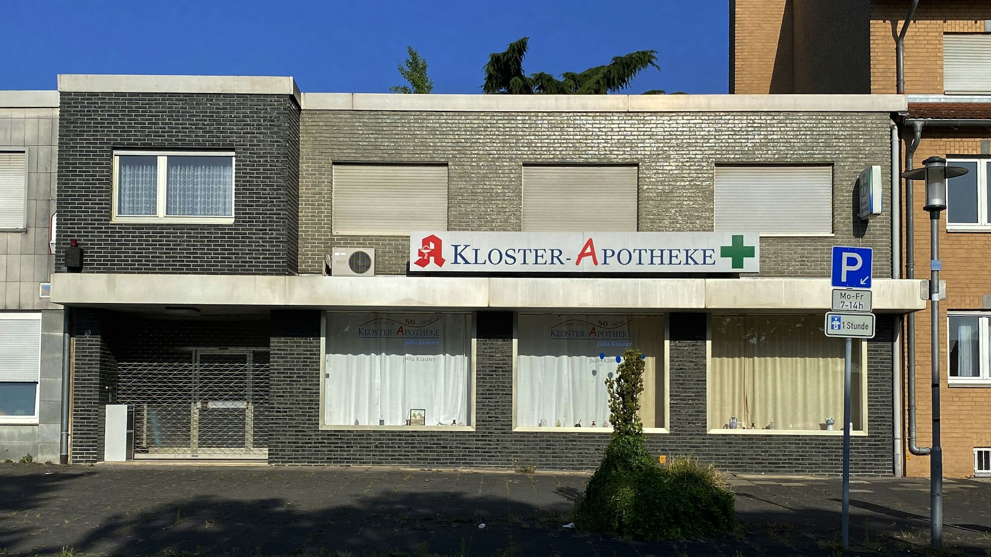 Zu sehen ist die seit eineinhalb Jahren geschlossene Apotheke in Frechen-Habbelrath.