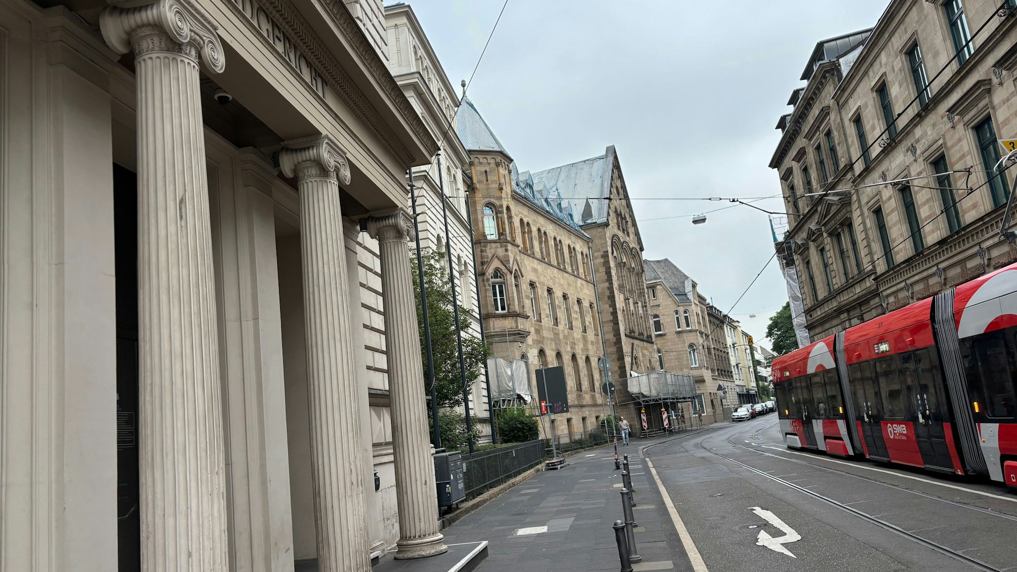 Das Symbolbild zeigt die Fassade des Landgerichts, auf der Straße davor fährt eine Straßenbahn.