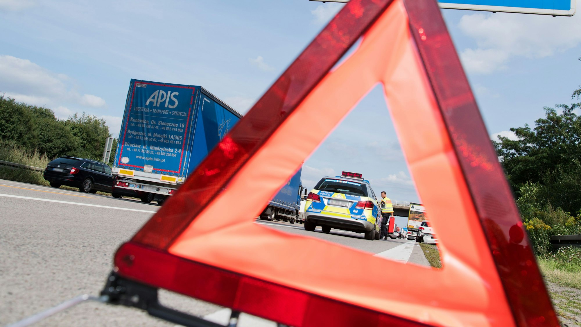 Die Polizei ermittelt, wie es zu dem tödlichen Unfall auf der Autobahn kommen konnte (Symbolfoto).