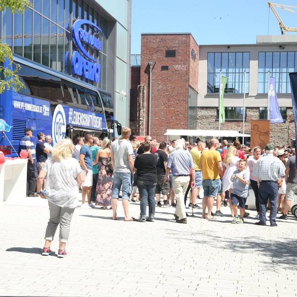 Zahlreiche Besucher bei der Saisoneröffnung des VfL Gummersbach an der Schwalbe-Arena.