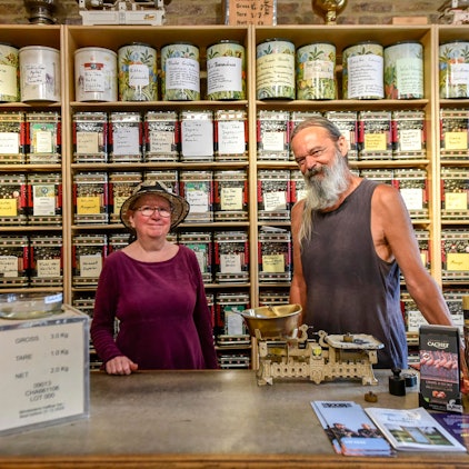 Das Foto zeigt zwei Menschen in einem Tee-Geschäft.