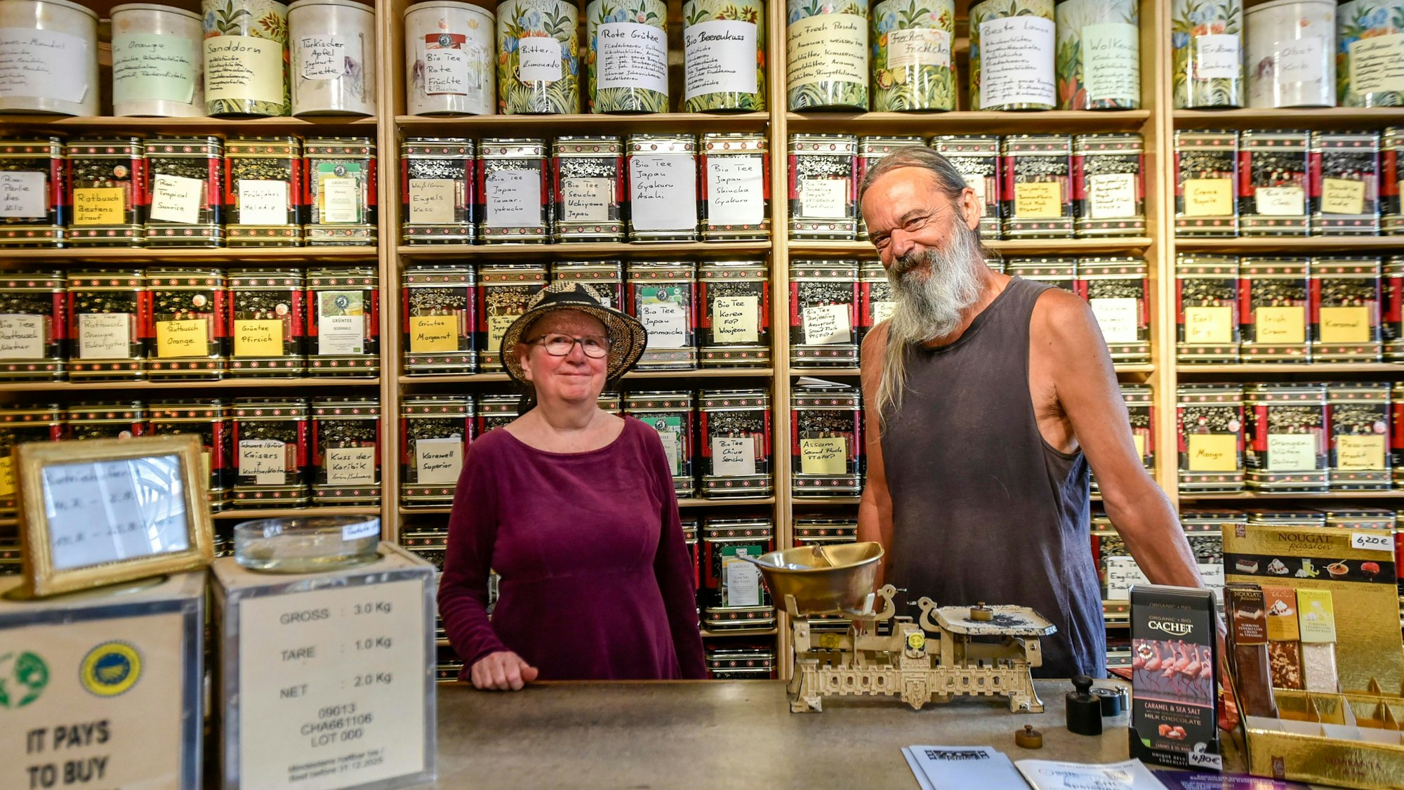 Das Foto zeigt zwei Menschen in einem Tee-Geschäft.