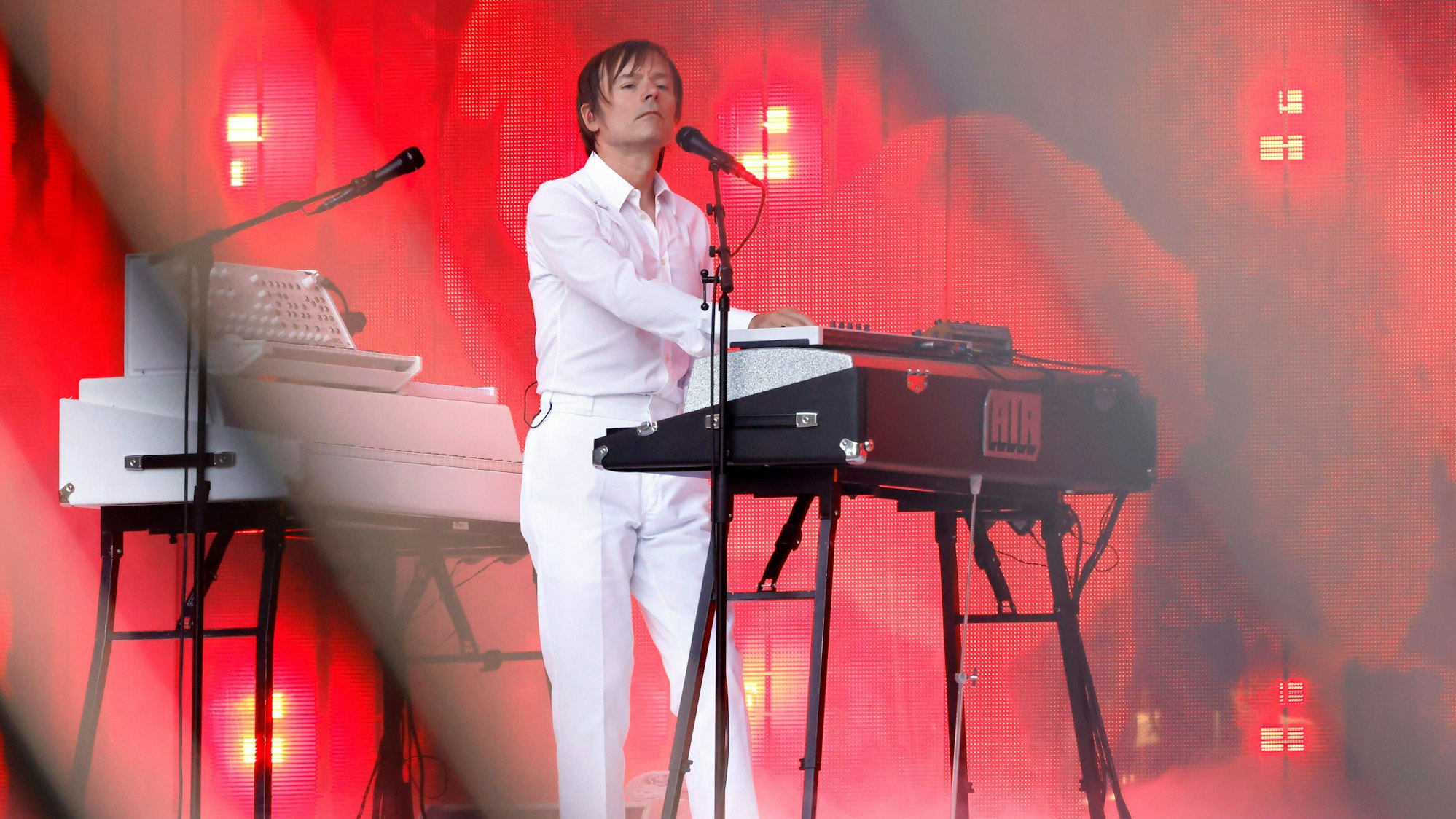 Musiker Jean-Benoit Dunckel auf dem Kunstrasen