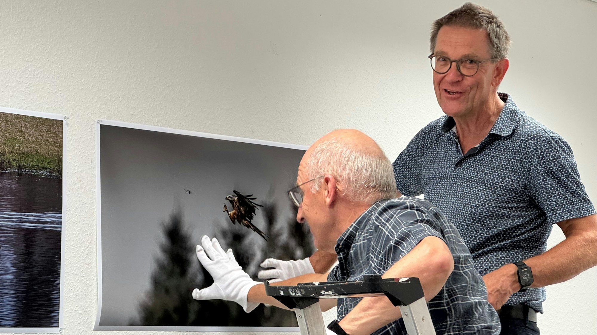 Auch die Fotografien werden selbst aufgehängt. Zwei Tage vor Beginn der Vernissage werden die letzten Vorbereitungen getroffen.