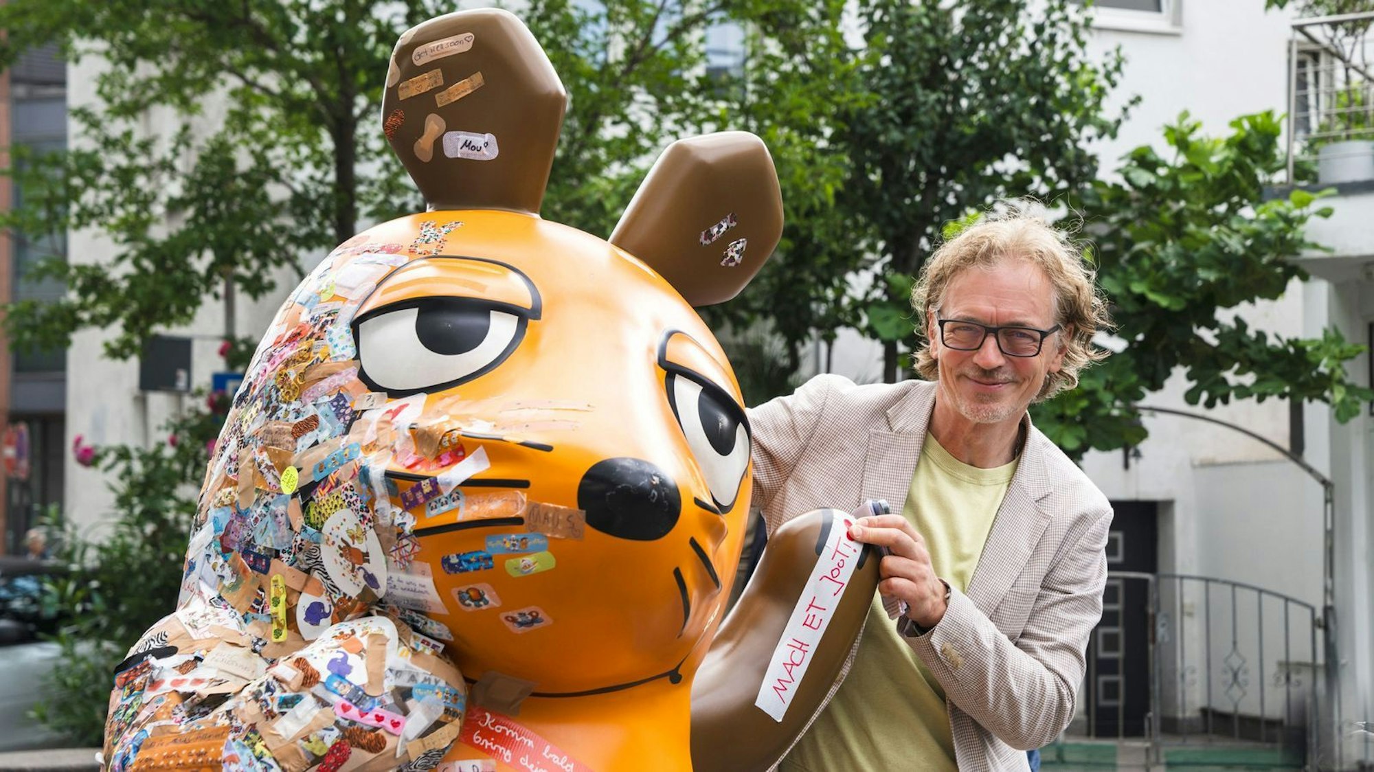 Matthias Körnich, Leiter des Kinderprogramms beim WDR, sagte vor dem Abtransport: „Wir sind froh, dass es der Maus jetzt bald wieder besser geht.“ (Bild: WDR / Celina Palenda)