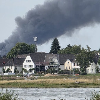 Eine Rauchwolke ist über Hitdorf zu sehen.