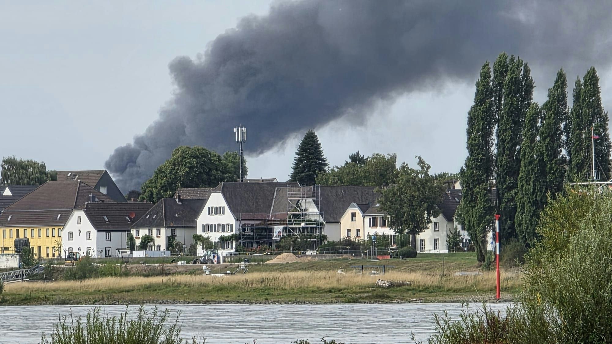 Eine Rauchwolke ist über Hitdorf zu sehen.