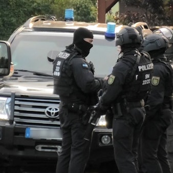 dpatopbilder - 07.08.2025, Sachsen, Annaberg-Buchholz: Spezialeinsatzkräfte durchsuchen am frühen Morgen ein Einfamilienhaus. Die Durchsuchung steht möglicherweise im Zusammenhang mit Einsätzen in Bayern, Sachsen und Thüringen gegen eine mutmaßliche «Reichsbürger»-Gruppe um Heinrich XIII. Prinz Reuß. Foto: André März/NEWS5/dpa +++ dpa-Bildfunk +++