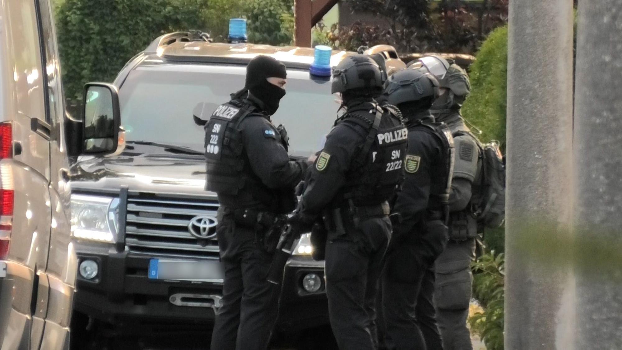 dpatopbilder - 07.08.2025, Sachsen, Annaberg-Buchholz: Spezialeinsatzkräfte durchsuchen am frühen Morgen ein Einfamilienhaus. Die Durchsuchung steht möglicherweise im Zusammenhang mit Einsätzen in Bayern, Sachsen und Thüringen gegen eine mutmaßliche «Reichsbürger»-Gruppe um Heinrich XIII. Prinz Reuß. Foto: André März/NEWS5/dpa +++ dpa-Bildfunk +++