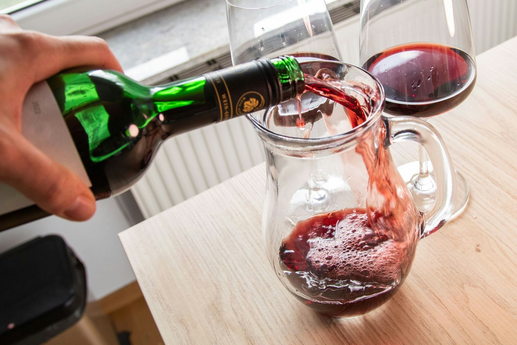 Beim Umfüllen in eine Karaffe profitieren gerade junge, gerbstoffbetonte Rotweine von einem Mehr an Sauerstoff. So werden die Tannine durch den Kontakt mit Luft weicher.