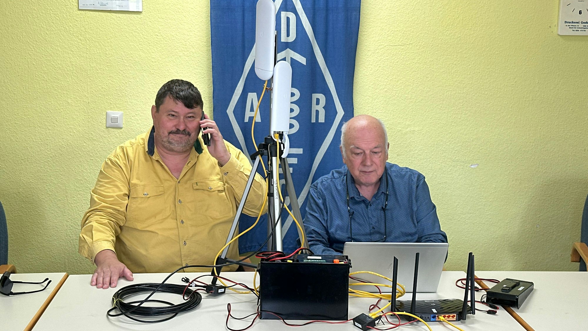 Notfunkgruppe Rhein-Sieg-Kreis; Volker Nelles, stellvertretender Vorsitzender des DARC (links), und Gerald Schuler an der Notfunkstation.