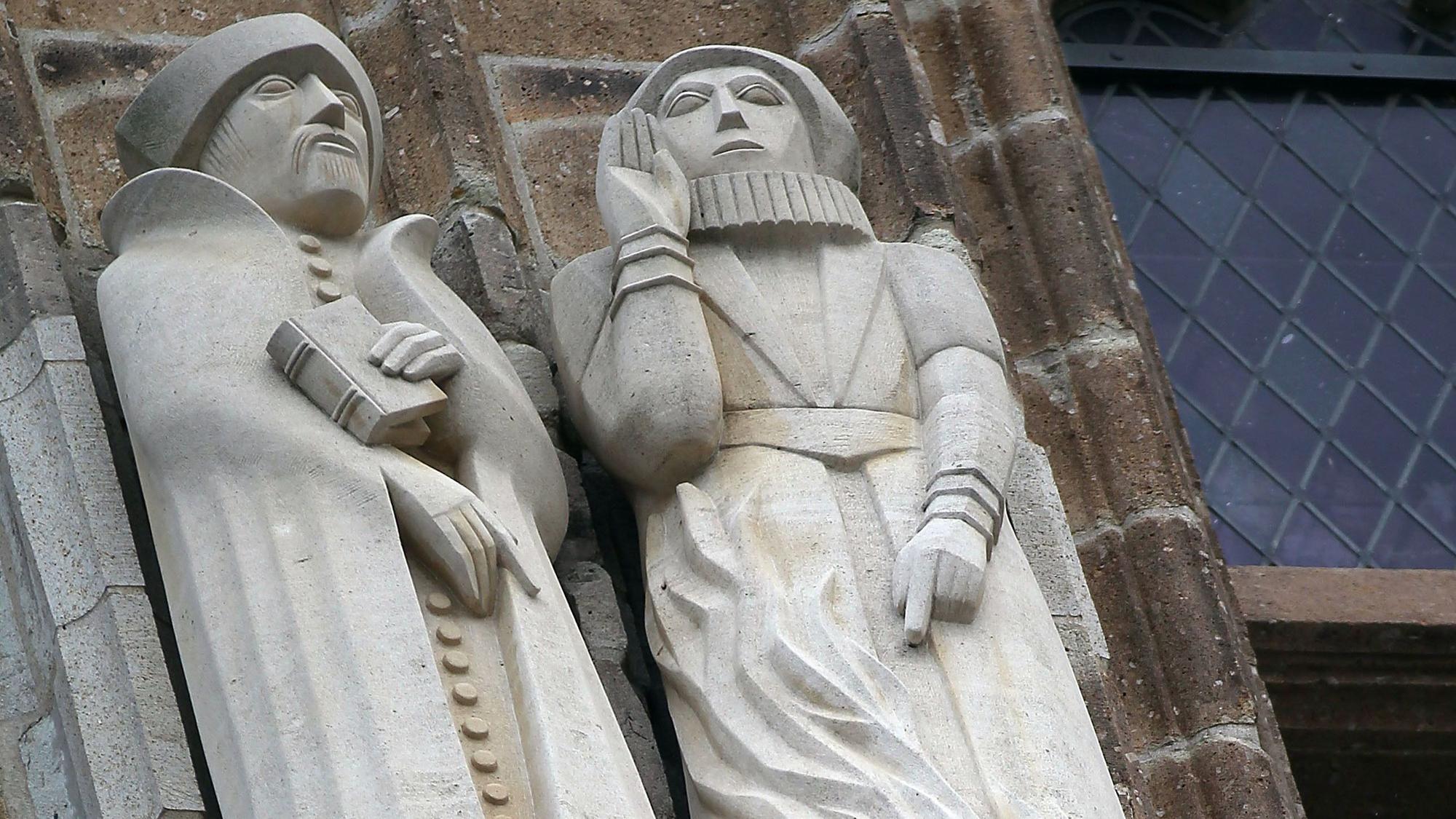 Die figürliche Darstellung von Katharina Henot (r) hängt am Rathausturm.