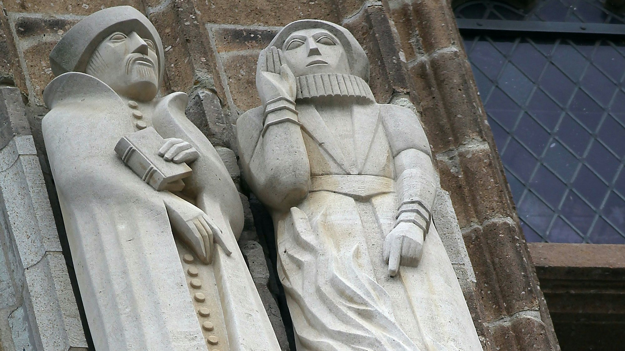 Die figürliche Darstellung von Katharina Henot (r) hängt am Rathausturm.