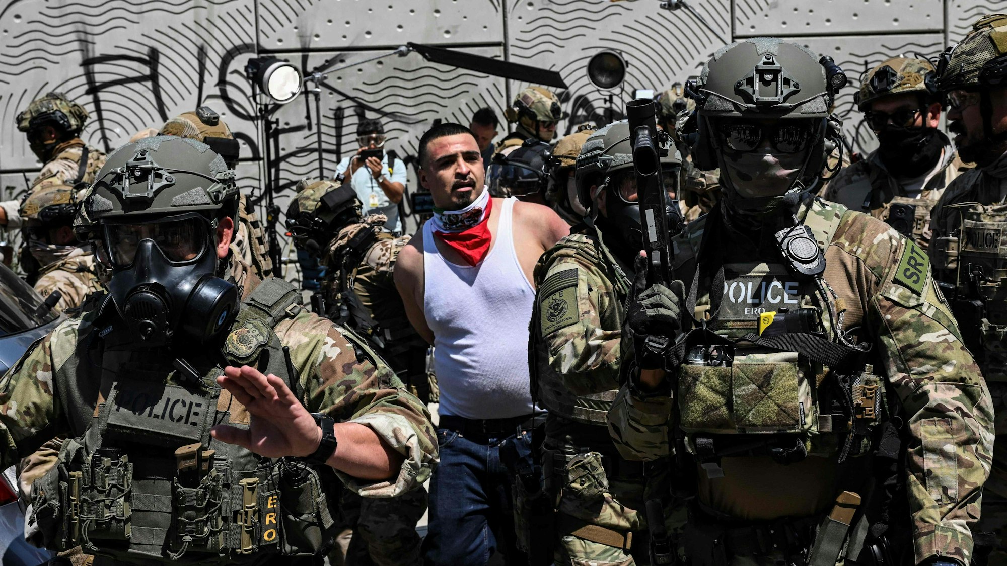 Beamte der Einwanderungs- und Zollbehörde (ICE) und Agenten der Heimatschutzbehörde, verhaften einen Demonstranten vor dem Bundesgebäude.