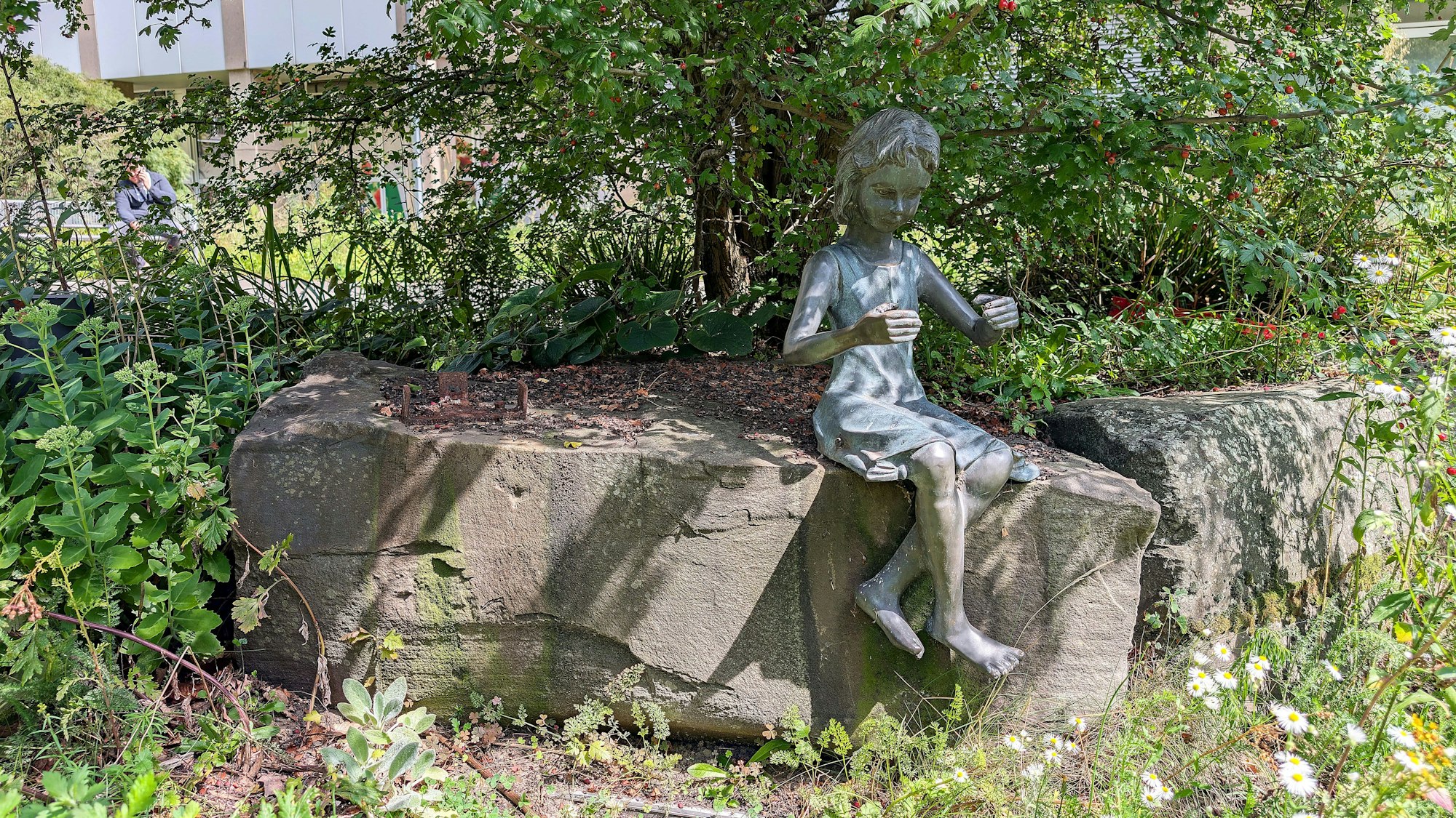 Die Bronzefigur „Liesl“ sitzt alleine auf einen Stein. Eigentlich sollte „Max“ neben ihr sitzten.