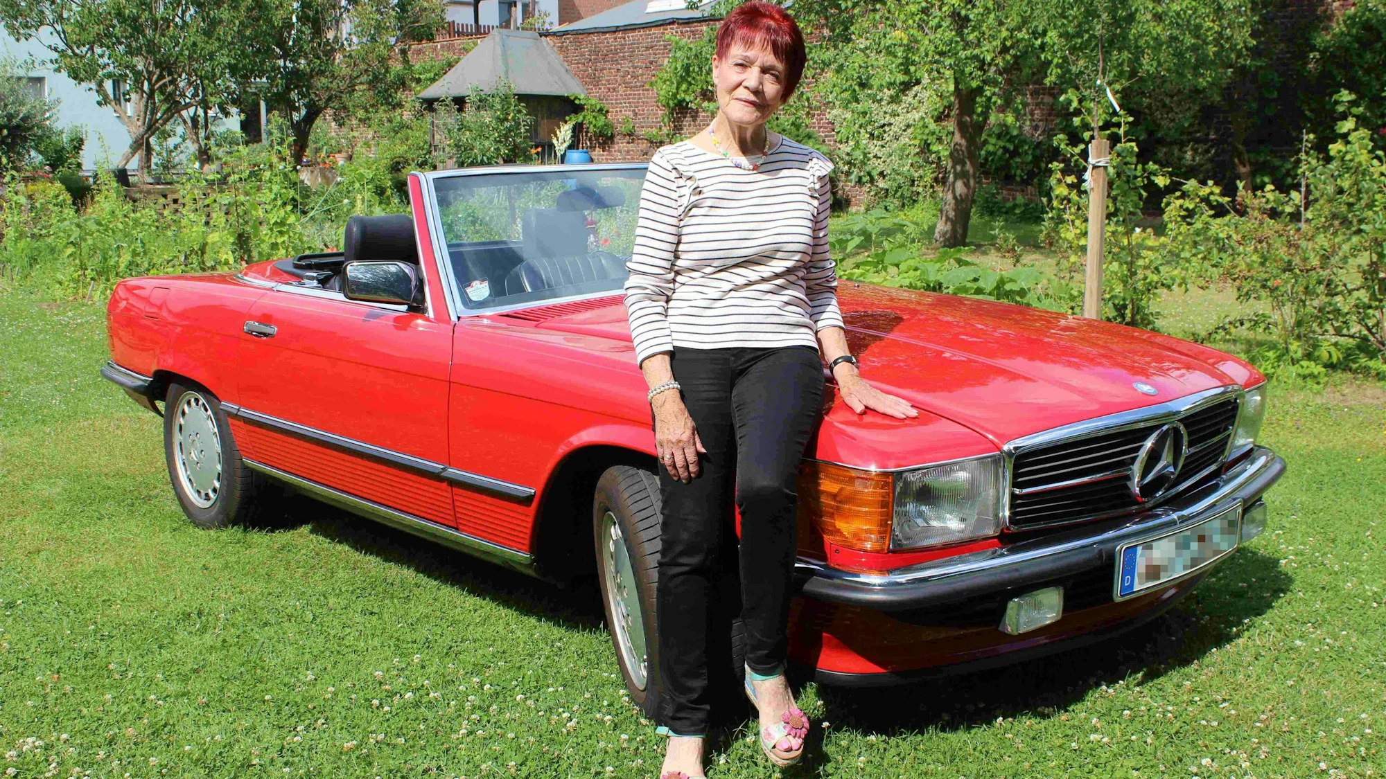 Seit fast 40 Jahren ist Helga Müller mit ihrem Benz unterwegs, nur die Kommentare aus der Männerwelt stören sie ein wenig.