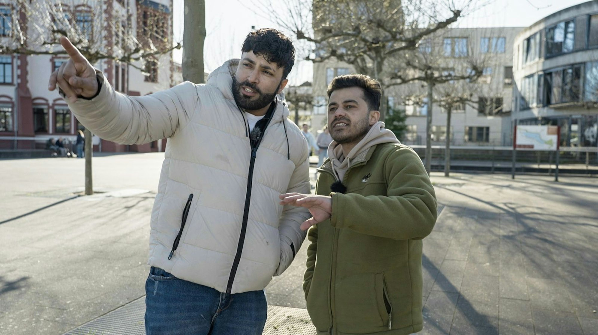 Mohammad (rechts) verlässt Deutschland und kehrt nach Syrien zurück. Er will beim Wiederaufbau helfen. (Bild: NDR)