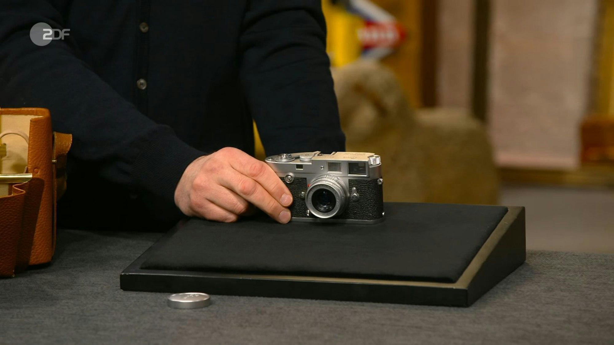„Die Marke kennen wir sofort alle“, war Kümmel sicher. Leica genieße Weltruhm, „jeder hat schon davon gehört“. Entsprechend gäbe es Sammler dafür. Die Schwestern hatten „ein besonderes Modell“, so Kümmel über die Technik. Die M2 war eine sogenannte Messsucherkamera. (Bild: ZDF)