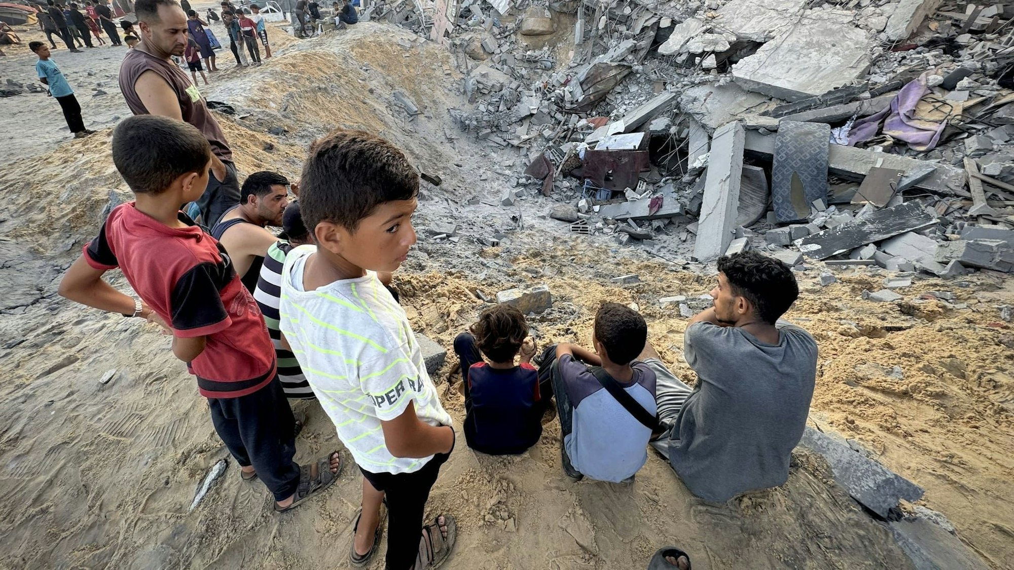 Kinder vor der Ruine eines durch einen israelischen Angriff zerstörten Hauses in Gaza. . /Abdallah F.s. Alattar