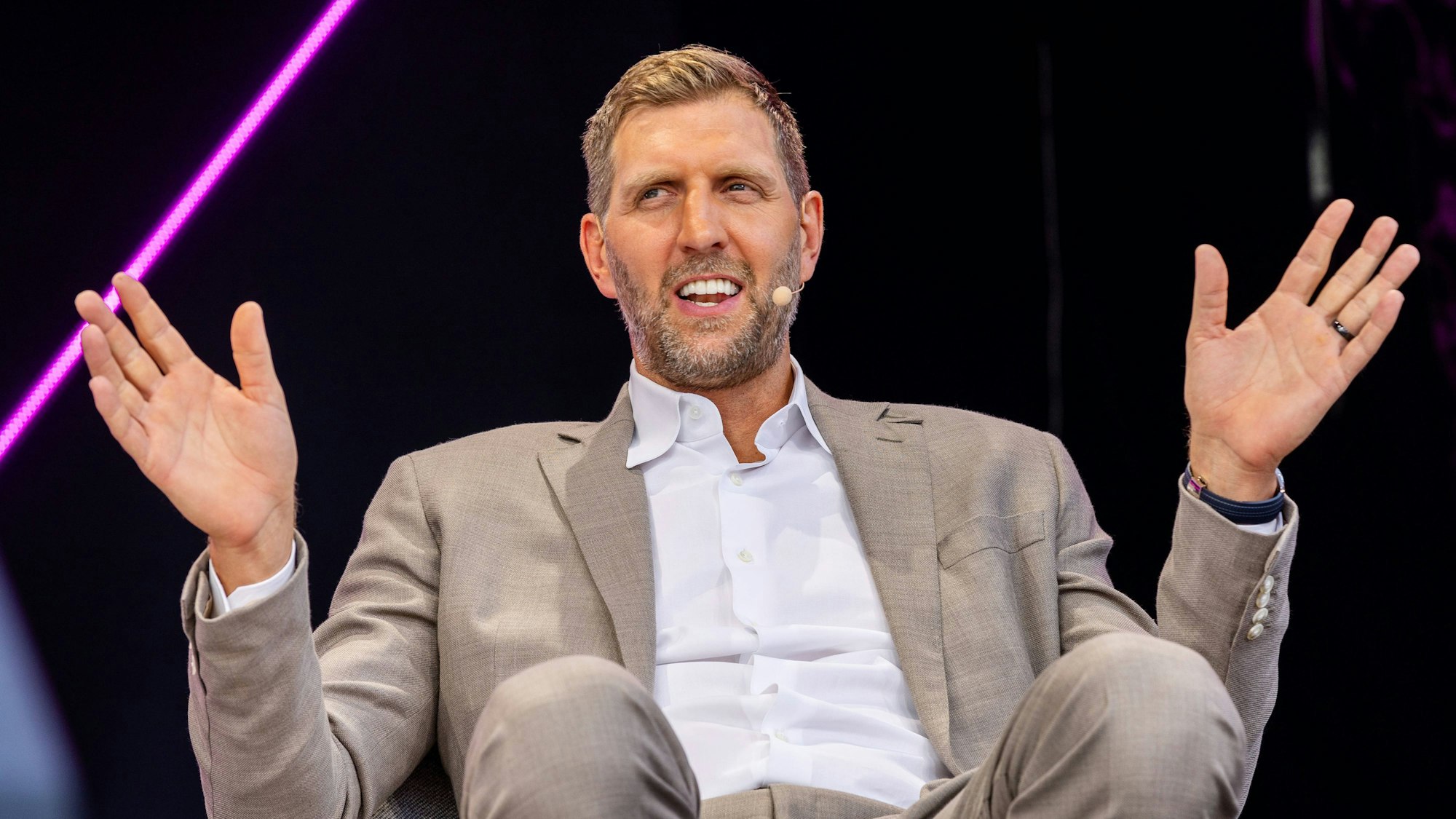 Dirk Nowitzki tanzt mit Nichte Layla auf TikTok.