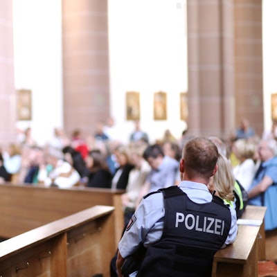 Die Bezirksregierung Köln informiert in der Agneskirche über die Nutzung der ehemaligen Oberfinanzdirektion als Geflüchteten-Erstaufnahmeeinrichtung.