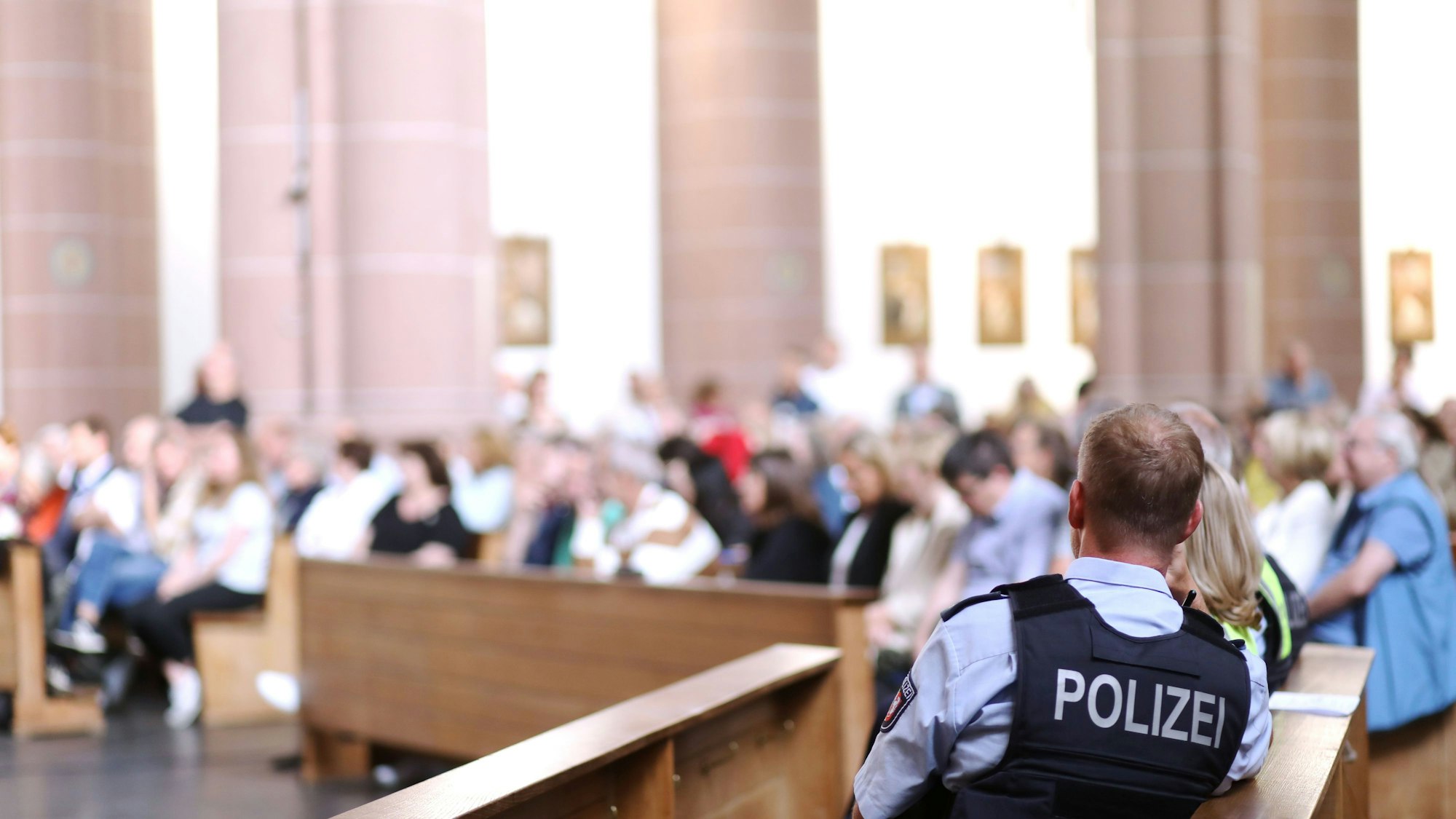 Die Bezirksregierung Köln informiert in der Agneskirche über die Nutzung der ehemaligen Oberfinanzdirektion als Geflüchteten-Erstaufnahmeeinrichtung.