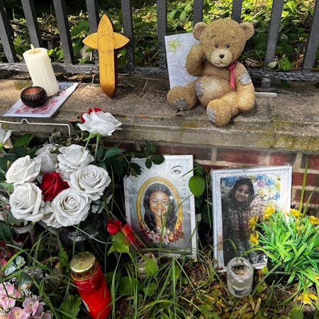 Am Berliner Platz liegen Erinnerungsstücke für das bei einem Unfall getötete Mädchen.