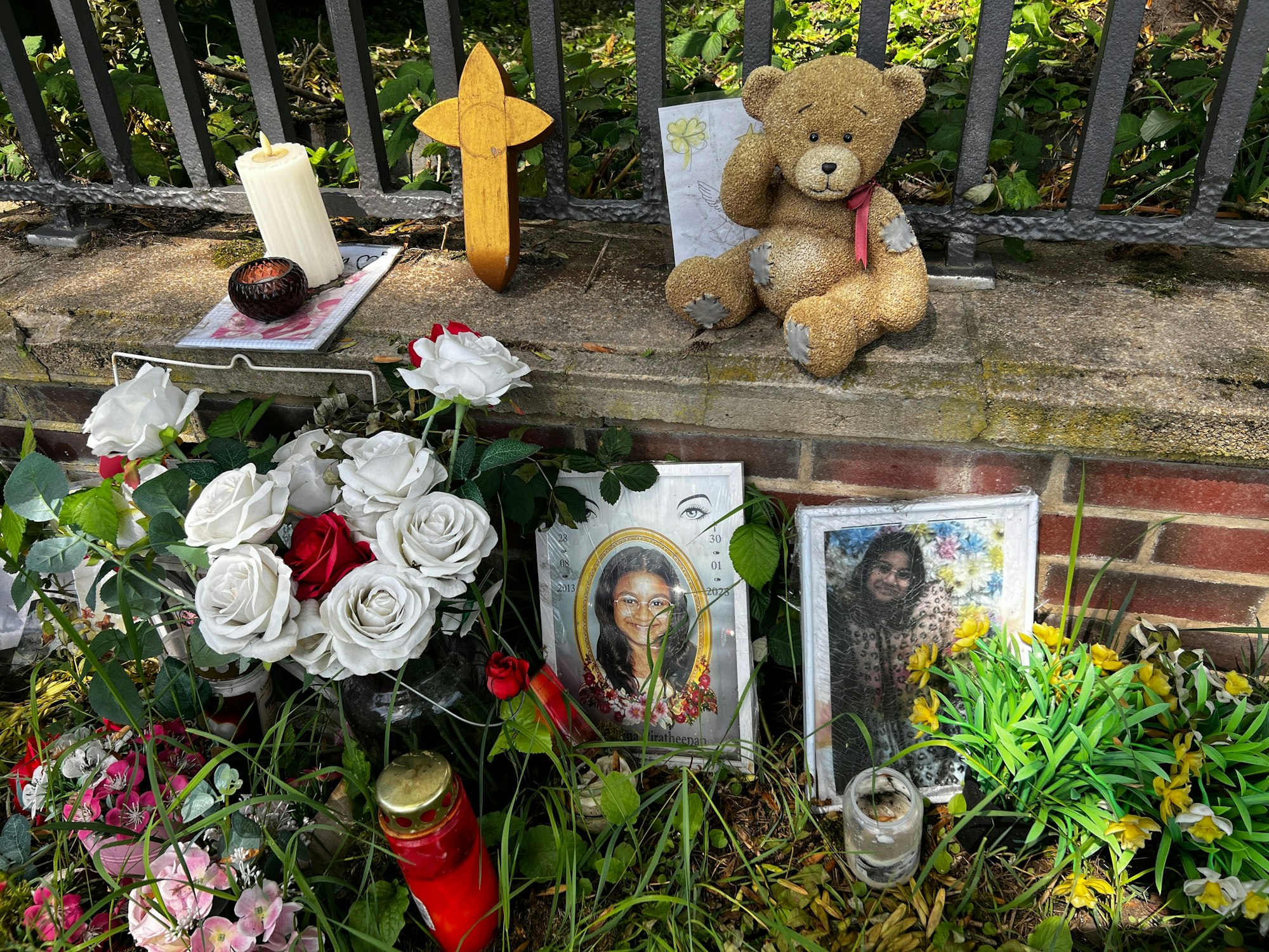 Am Berliner Platz liegen Erinnerungsstücke für das bei einem Unfall getötete Mädchen. Bild: Ralf Krieger