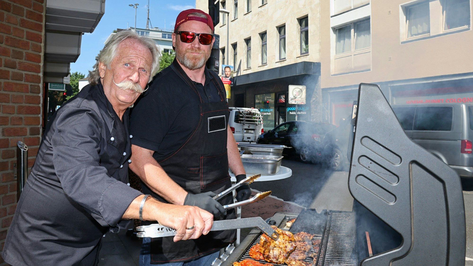 Henning Krautmacher (l.) zusammen mit seinem persönlicher Grillmaster und Sohn Oliver.