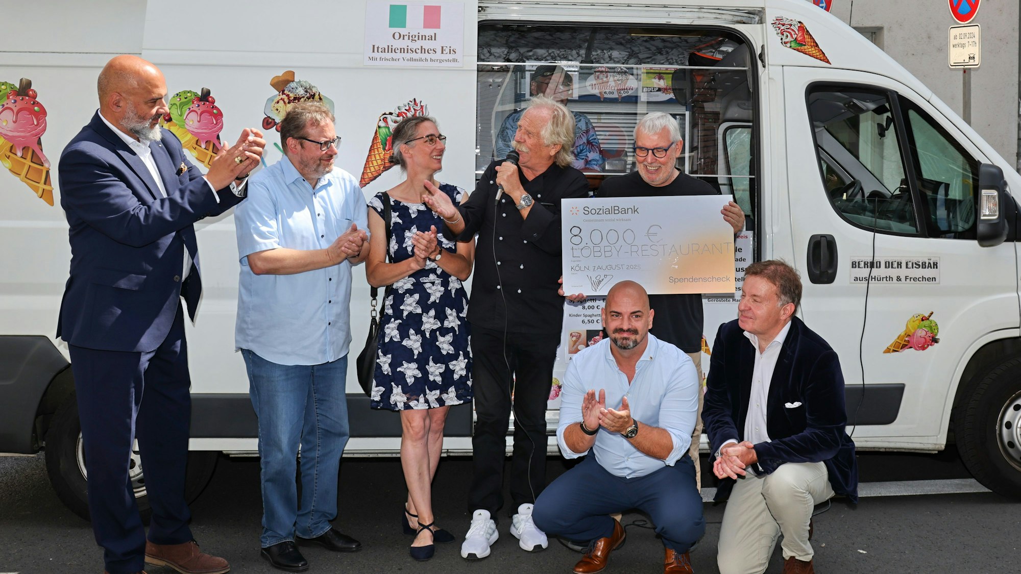 Henning Krautmacher übergibt im Beisein der Lions-Club-Mitglieder einen Spendenscheck in Höhe von 8000 Euro an Pfarrer Karl-Heinz Iffland.