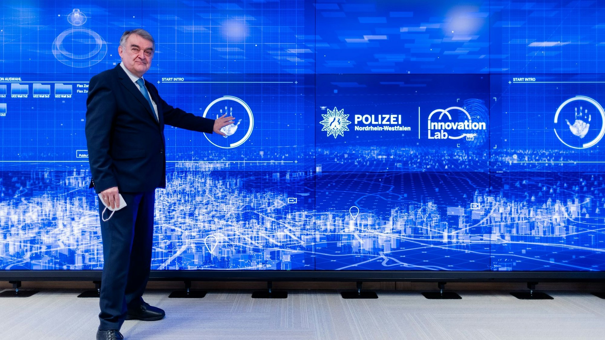 Innenminister Herbert Reul im "Innovation Lab" der Polizei, für die die Kaffeemaschine angeschafft wurde. (Archivfoto)